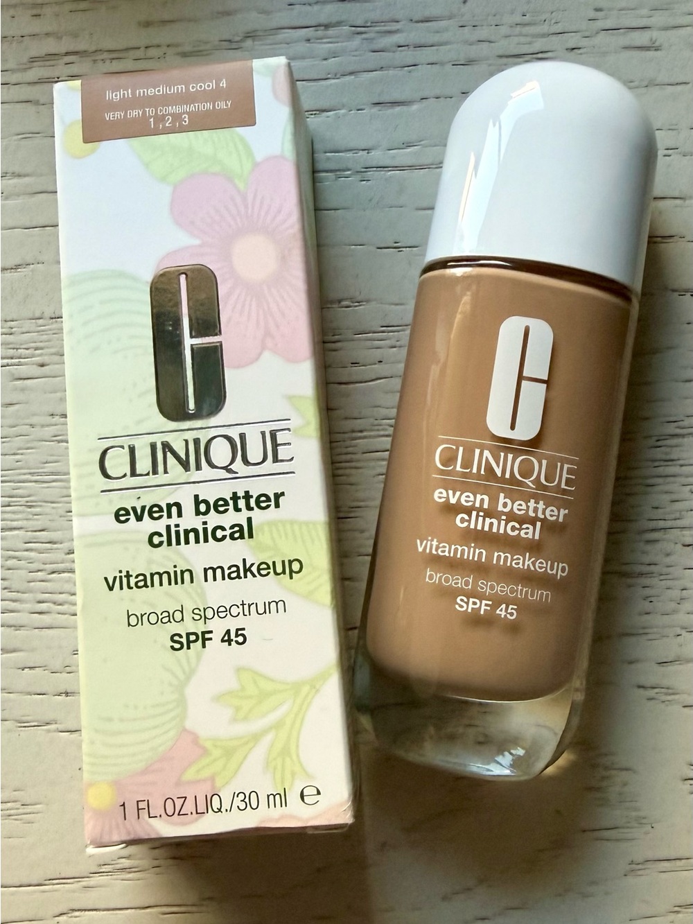 NIB Clinique Even Better Clinical Vitamin Makeup SPF 45 - Light Medium Cool 4
